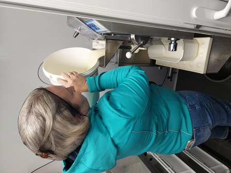 Priprava domačega sladoleda na mlečni kmetiji Žederman